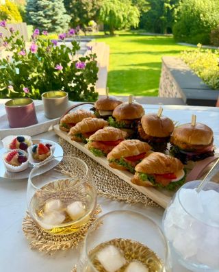 Letní pohoda na maximum. ☀️🥐 Tohle není náhoda – tohle je náš catering. Sladké i slané lahůdky přivezeme až k vám – stačí...