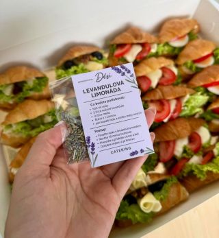 Léto má svou chuť. A my ji známe. 🪻🍋 Voňavá levandule, šťavnatý citron a oslava, kterou si opravdu užijete. Připravili...