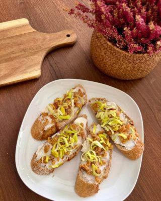 Dřevorubecký chlebíček – návrat k tradici, kdy v jednoduchosti byla ta největší síla. 🌿 ➡️ Poctivé sádlo, křupavé škvarky...