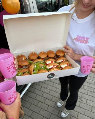 Rozlučka se svobodou plná smíchu, radosti a skvělých lidí 💍🥂 Jsme rádi, že náš catering mohl být součástí tak krásné...