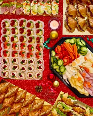🎄 Vánoční catering od nás – připravený rozzářit váš stůl! Perfektní pro vánoční večírky, firemní akce i silvestrovské...