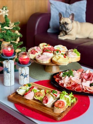 🐾 Adventní pohoda. A já? Hlídám… chlebíčky. 🐶🎄 Oni říkají, že jen ochutnají. Ale já už to znám — za pět minut je tác...